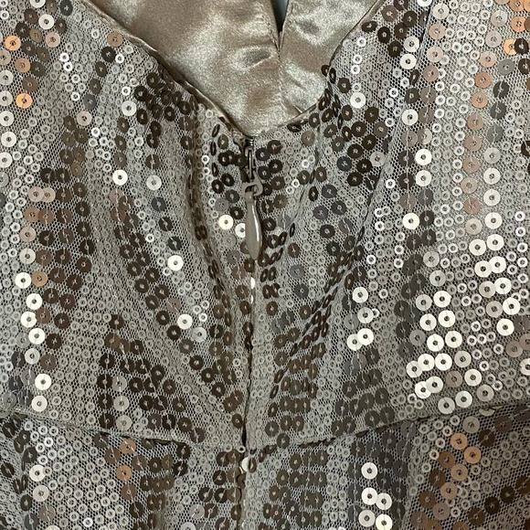 Bebe Sequined Deep V-Neck Fit and Flare Mini Dress Womens 10 Gold NWT - Picture 4 of 8